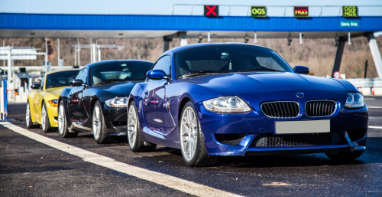 Luxuslimousine und Sportwagen auf der Straße – Autoexport aus Wedel Luxuslimousine und Sportwagen auf der Straße – Autoexport aus Wedel